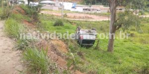 Veículo sai da pista e capota em Varre-Sai