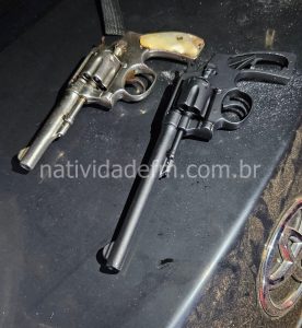 Em Pádua, homem é encontrado morto no porta-las de carro com armas e drogas