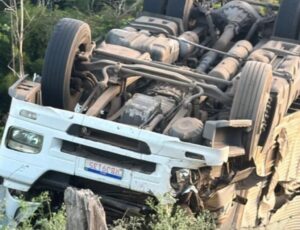 Carreta transportando carga de iPhones tomba na RJ 186, Pádua