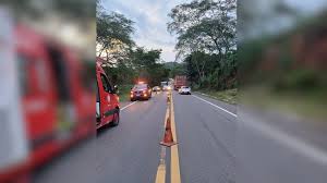 URGENTE! Ônibus da Brasil capota na BR 356 Itaperuna; pelo menos 20 feridos