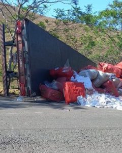 Acidente entre caminhão e carreta deixa feridos em estrada de Itaperuna